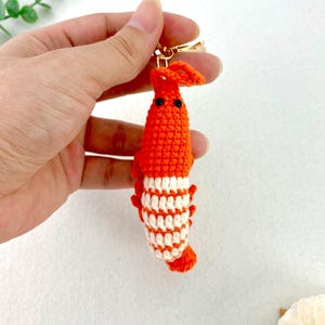 Handgemaakte gehaakte garnalensleutelhanger, aangepaste sleutelhanger met letterbedels, cadeaus voor haar, rode garnalensleutelhanger, grappige cadeaus, tasbedel