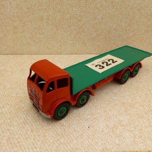 Dinky Super juguetes 502 / 902 Made in England Serie 2 cabina Foden 8x4 Cama plana restaurada marrón / verde sin caja