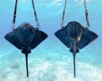 Bolso bandolera de piel curtida vegetal con forma de raya, hecho a mano, color azul.