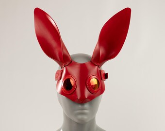 Máscara de conejo de cuero rojo / Tocado vanguardista, objeto escultórico