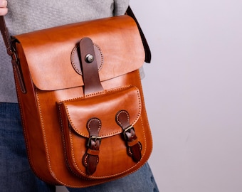 Fox Hollow Bag | Handcrafted Vegetable Tanned Leather Messenger Bag | Handcrafted in Romania | ATOM LEATHER | Saddle Tan