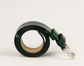 Cinturón artesanal de cuero italiano de grano completo color verde bosque, curtido vegetal, accesorio casual para hombre.