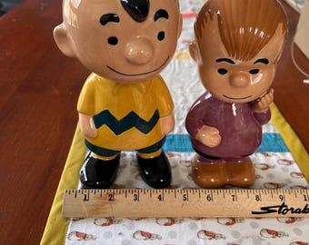 Charlie Brown y Linus Van Pelt, un par de figuras coleccionables grandes (vintage pintadas a mano) de finales de los 60 y principios de los 70.