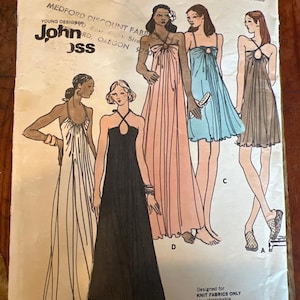 Op de afbeelding: Een Butterick naaipatroon envelop 3407 voor maat 10, met illustraties van vijf variaties van een halterjurk met een cirkelvormig halsdetail. Het patroon is uitsluitend ontworpen voor gebreide stoffen en bevat de tekstlabels A, B, C, D en E.