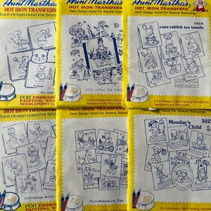Puede incluir: Una colección de transferencias de plancha Aunt Martha's vintage, con varios diseños para bordado, pintura sobre tela y punto de aguja. Los paquetes muestran ilustraciones encantadoras de gatitos, conejos, cerdos y niños, con texto como "cute rabbit tea towels" y "Monday's Child".