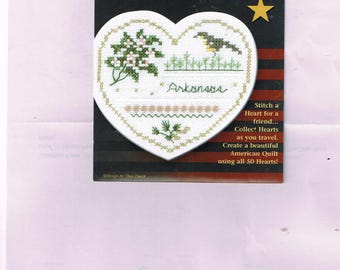 The Victoria Sampler: Kreuzstichpackung Hearts of Amerian Arkansas HA#25 Größe 3,3 x 3,8 ".