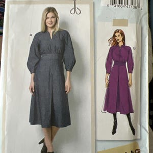 Könnte beinhalten: Ein Lisette B6482 Schnittmusterumschlag von Butterick mit einem Kleid-Design mit Schlitz-Ausschnitt, geraffter Taille und Dreiviertel-Ärmeln. Die Verpackung zeigt ein Foto eines dunkelblauen Kleides und eine violette Illustration.