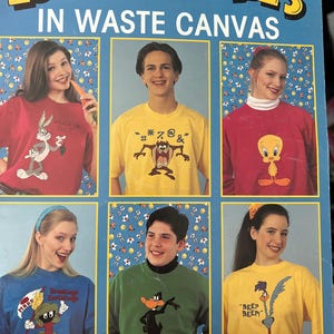 Peut inclure: Dépliant promotionnel avec six personnes portant des t-shirts Looney Tunes. Les chemises sont rouges, jaunes, bleues et vertes. Les personnages Looney Tunes incluent Bugs Bunny, Taz, Titi, Marvin le Martien, Daffy Duck et Bip Bip. Le titre du dépliant est "Looney Tunes in Waste Canvas."