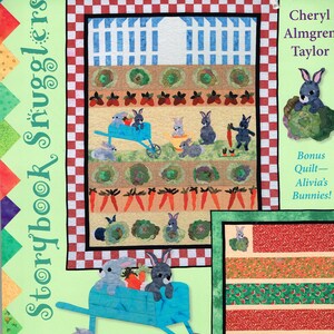 Könnte beinhalten: Ein Quiltmuster mit einer Gartenszene mit einer Schubkarre voller Kaninchen, Karotten und Erdbeeren. Der Quilt heißt "Cale's Garden" und ist von Cheryl Almgren Taylor. Das Muster enthält auch einen Bonus-Quilt mit dem Titel "Alivia's Bunnies!"