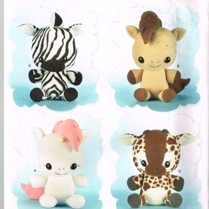 Puede incluir: El patrón Simplicity 8034 presenta cuatro diseños de animales de peluche: una cebra, un caballo, un unicornio y una jirafa. Cada peluche tiene un esquema de color y diseño únicos. El patrón es de talla única y está diseñado e impreso en EE. UU.