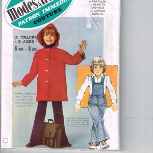 Peut inclure: Un patron de couture vintage pour vêtements d'enfants. Le patron propose deux styles différents : un manteau rouge à capuche et une tenue de salopette bleue. Le patron est pour les âges de 6 à 8 ans. Le patron s'appelle "Modes & Travaux" et date des années 1970.
