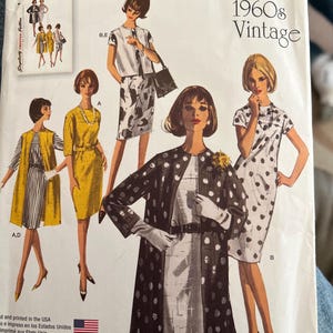 Op de afbeelding: Een Simplicity 1284 naaipatroon-envelop voor vintage kleding uit de jaren 60. De hoes bevat illustraties van diverse outfits, waaronder een geel mouwloos vest, een gele jurk, een wit jasje en een zwart-witte jas en jurk met stippenpatroon.