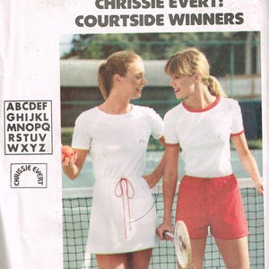 Puede incluir: Patrón de costura Butterick vintage con Chrissie Evert: Courtside Winners. El patrón incluye un vestido de tenis blanco y pantalones cortos rojos. La portada tiene texto e imágenes de los atuendos de tenis.