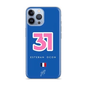 Op de afbeelding: Een blauwe telefoonhoes met het roze nummer "31" en de tekst "Esteban Ocon" en een Franse vlag.