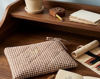 Funda acolchada personalizada para tablet / Funda bordada de cuadros marrones para Kindle y portátil (regalo)