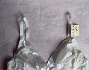 Sujetador vintage blanco de satén y encaje, nuevo de stock antiguo - Little K - 36B - fabricado en España