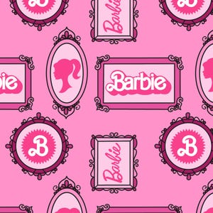 Puede incluir: Patrón rosa sin costuras con varios diseños enmarcados. Los marcos contienen la palabra "Barbie", la letra "B" y una silueta de perfil femenino. El fondo es de color rosa liso.