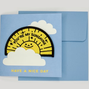 Heb een leuke dag (zonneschijn) + geborduurde iron-on patch, stoffen badge | Wenskaart