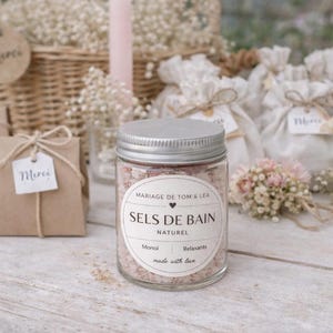 Peut inclure: Une tasse en céramique blanche avec une anse noire et l'inscription "But First, Coffee" en gras noir. La tasse est posée sur un fond flou. La tasse mesure environ 10 cm de hauteur.