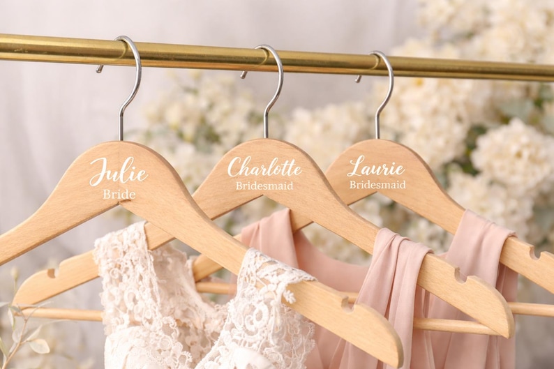 Cintres de mariage personnalisés – Prénoms vinyle demoiselles d'honneur