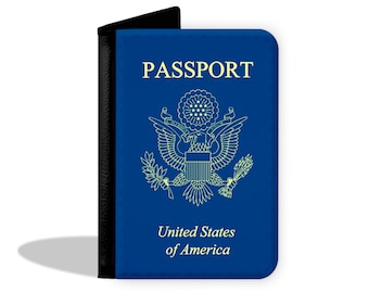 Könnte beinhalten: Ein blauer Reisepass-Umschlag mit den Worten "PASSPORT" und "United States of America" darauf gedruckt. Der Umschlag zeigt ein goldenes Siegel mit einem Adler und Sternen.