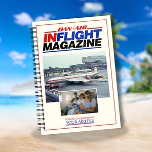 Op de afbeelding: Een vintage Dan-Air inflight magazine met een rood-wit vliegtuig op de omslag. Het magazine heeft een spiraalbinding en de tekst "Dan-Air Inflight Magazine" in vetgedrukte rode letters. De tekst "Met de complimenten van uw luchtvaartmaatschappij" staat onderaan de omslag gedrukt.