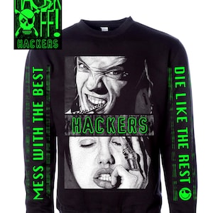 Könnte beinhalten: Schwarzer Pullover mit grünem Text und Grafiken. Die Vorderseite zeigt eine Grafik eines Gesichts mit dem Wort "HACKERS" in grünem Text. Die Rückseite zeigt eine Grafik eines Gesichts mit dem Text "MESS WITH THE BEST DIE LIKE THE REST" auf den Ärmeln.