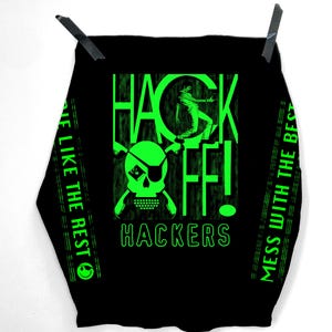 Op de afbeelding: Zwart T-shirt met een groen grafisch ontwerp dat "Hack Off!" zegt met een schedel en gekruiste beenderen en de tekst "Hackers". De tekst "Mess with the best..." en "...be like the rest" staat aan de zijkanten van het shirt.