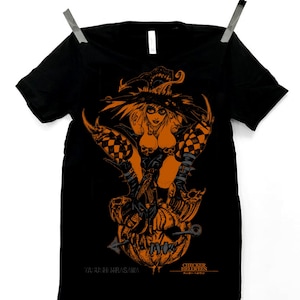 Könnte beinhalten: Ein schwarzes Kurzarm-T-Shirt mit einem orangefarbenen Grafikdruck einer Figur mit Hexenhut, die auf einem Kürbis sitzt. Das Design enthält den in Orange gedruckten Text "YASUSHI NIRASAWA" und "CHECKER HELLWEEN" am unteren Rand.