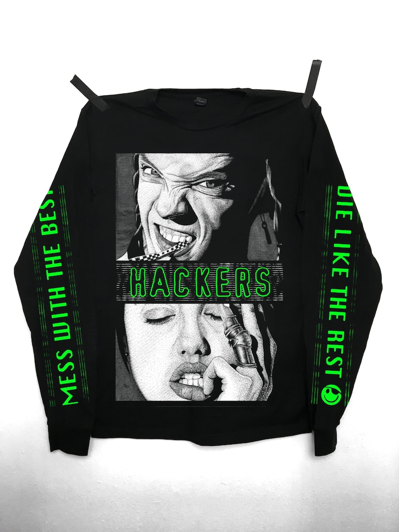 Op de afbeelding: Zwart longsleeve shirt met een grafische print van twee gezichten en de tekst "HACKERS" in groen. De mouwen hebben de tekst "MESS WITH THE BEST" en "DIE LIKE THE REST" in groen.