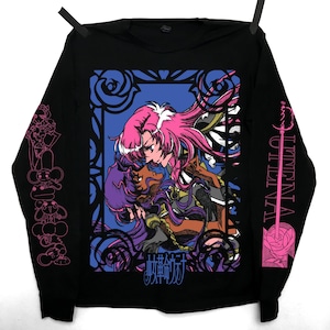 Puede incluir: Camiseta negra de manga larga con un gráfico de estilo anime que muestra dos figuras con cabello rosa y morado, sobre un fondo azul con motivos de rosas. Las mangas muestran gráficos y texto adicionales en rosa.