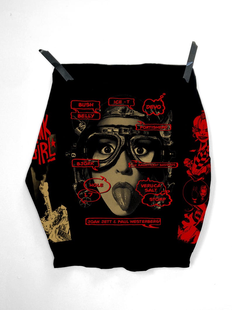 Peut inclure: Impression artistique graphique noire avec une femme portant des lunettes et tirant la langue, avec des bulles de texte rouges et les mots "JOAN JETT & PAUL WESTERBERG". L'impression comprend les noms "BUSH", "BELLY", "ICE-T", "DEVO", "BJORK", "HOLE", "VERUCA SALT", et "STOMP".