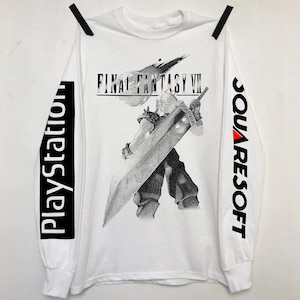 Könnte beinhalten: Weißes Langarm-T-Shirt mit einer schwarz-weißen Grafik eines Charakters aus Final Fantasy VII. Das Shirt hat "PlayStation" auf dem linken Ärmel und "SquareSoft" auf dem rechten Ärmel gedruckt.