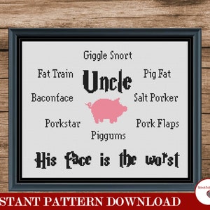 Può includere: Uno schema di punto croce con un maiale rosa con il testo "Uncle" e varie parole legate al maiale come "Giggle Snort", "Fat Train", "Pig Fat", "Baconface", "Salt Porker", "Porkstar", "Pork Flaps" e "Piggums". Il testo "His face is the worst" si trova nella parte inferiore dello schema.