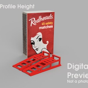 Puede incluir: Un par de rampas de coche de plástico rojo, diseñadas para vehículos de perfil bajo. Las rampas están hechas de plástico resistente y tienen una superficie texturizada para un mejor agarre. Las rampas se muestran junto a una caja de cerillas Redheads, que es una referencia visual para el tamaño de las rampes.