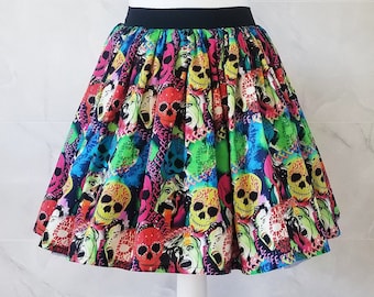 Falda de calaveras, falda con calaveras y caras, falda de mujer, disfraz de calaveras, estilo retro, falda gótica, caras terroríficas, falda de horror, estilo nerd, falda rockabilly