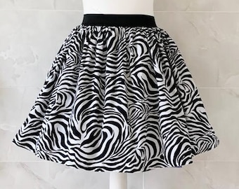 Falda de cebra, falda de cebra para mujer, falda de mujer, falda fruncida, moda, ropa en blanco y negro, estampado de cebra, falda natural, falda safari