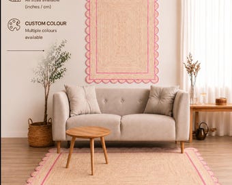 Puede incluir: Una alfombra rectangular con un borde rosa festoneado y una alfombra a juego colgada en la pared. La alfombra es de color beige claro. El texto de la imagen dice "CUSTOM SIZE" y "CUSTOM COLOUR".