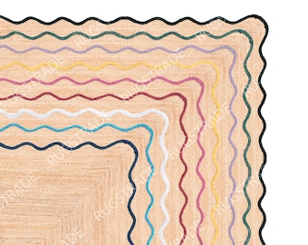Puede incluir: Un primer plano de una alfombra de yute con un borde festoneado. La alfombra es de color beige natural y está ribeteada con una variedad de cuerdas de colores, incluyendo turquesa, blanco, rosa, rojo, amarillo, morado y verde.