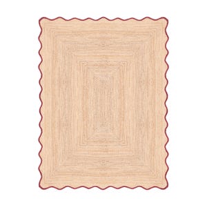 Puede incluir: Una alfombra rectangular hecha de fibras de yute tejidas en color tostado natural. La alfombra presenta un borde festoneado distintivo acabado con un borde fino y s&oacute;lido de color rojo oscuro que sigue el contorno ondulado del per&iacute;metro.