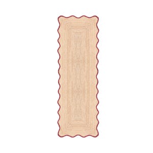 Può includere: Un tappeto rettangolare a passatoia realizzato in fibre intrecciate color marrone chiaro naturale. Il tappeto presenta un bordo smerlato distintivo di colore rosso scuro che segue l'intero perimetro, creando un contorno ondulato sul centro.
