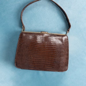 Bolso estructurado Brown Lizard Vintage de la década de 1950 con asa superior e interior de contraste hecho en Argentina