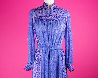 Incroyable RARE vintage des années 70 RAKSHA Hindimp London for Saks 5th Avenue robe caftan en soie bleu pervenche imprimé bloc indien avec ceinture à nouer
