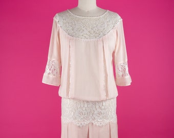 Vintage 80s 1920s Victorian Revival Pale Pink Drop Waist Dress with Lace and Pleat Details (S/M)