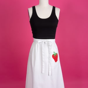 Vintage 1970s SKYR Strawberry Applique White Wrap Skirt (M/L)