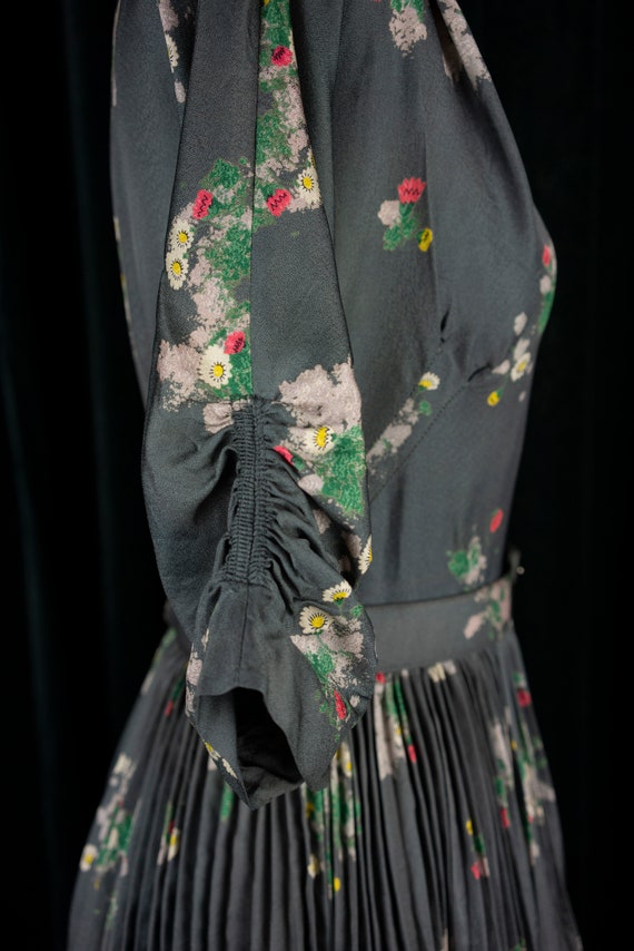 1950s R&K Original Floral Print Gray Pleated Dres… - image 4