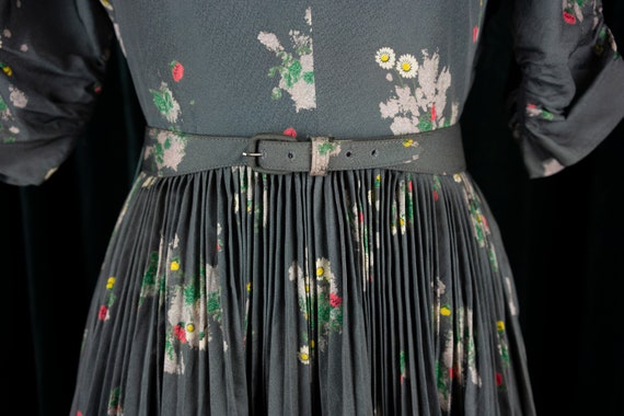 1950s R&K Original Floral Print Gray Pleated Dres… - image 2