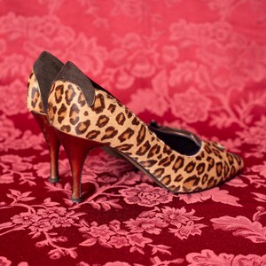 1980s Couture by Donald Pliner Leopard, Brown Suede & Gold Leather Peep Toe Heels Bild 3