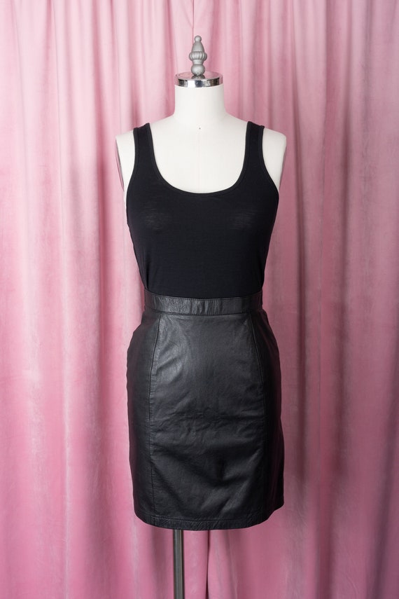 Jupe En Cuir Véritable Ferre - Ourlet Péplum - Taille EU 36 / US 2-4 - Noir - Occasion Comme Neuve