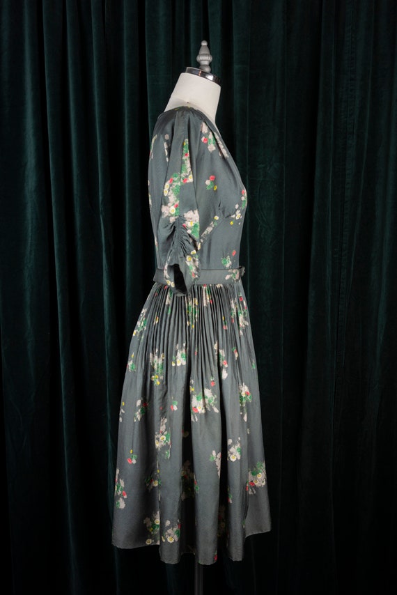 1950s R&K Original Floral Print Gray Pleated Dres… - image 3